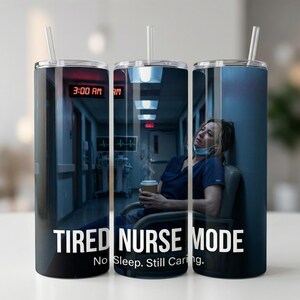 Peut inclure: Un gobelet noir avec une paille représentant une infirmière fatiguée dans un cadre hospitalier. Le gobelet porte les mots "TIRED NURSE MODE" et "No Sleep. Still Caring.". L'heure sur le mur indique 3h00 du matin.