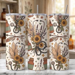 Peut inclure: Trois gobelets en acier inoxydable avec couvercles et pailles. Les gobelets présentent un fond crème avec un motif répété de tournesols, de stéthoscopes, de flèches et de flacons de médicaments dans des tons de marron, de vert et d'orange.