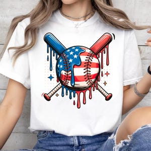 K&ouml;nnte beinhalten: Wei&szlig;es T-Shirt mit einem Baseball-Design in den Farben Rot, Wei&szlig; und Blau. Der Baseball hat ein sternenbesetztes Muster und wird von einem blauen und roten Baseballschl&auml;ger gekreuzt. Das Design hat einen tropfenden Effekt.