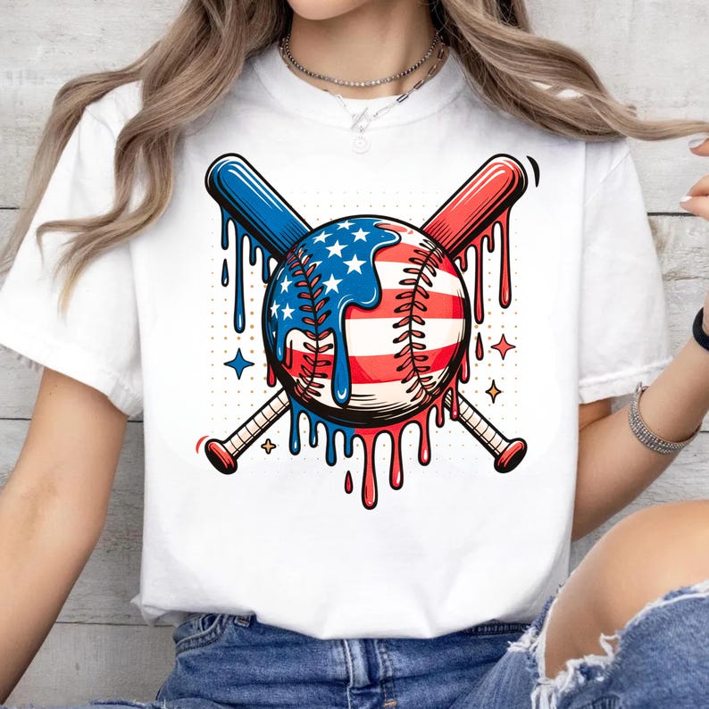 K&ouml;nnte beinhalten: Wei&szlig;es T-Shirt mit einem Baseball-Design in den Farben Rot, Wei&szlig; und Blau. Der Baseball hat ein sternenbesetztes Muster und wird von einem blauen und roten Baseballschl&auml;ger gekreuzt. Das Design hat einen tropfenden Effekt.