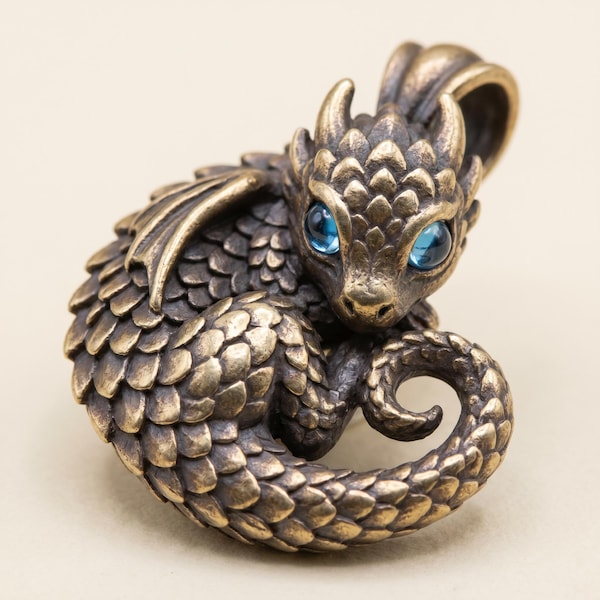Handgefertigter Anhänger in Form eines kleinen, gerollten Drachen – Fantasy-Drachen-Halskette mit blauem Edelstein