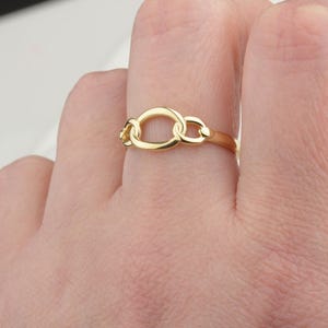 14K Solid Gold Interlocking Chain Ring , Dainty Oval Link Knot Band