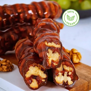 Churchkhela fatta a mano, caramelle all'uva e noci, dolce tradizionale georgiano, spuntino turco, dessert di frutta e noci, dolcetto sano, spuntino etnico