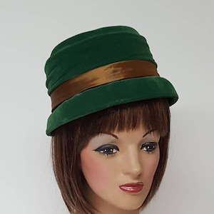 Vintage Hat Green Velvet Cloche Bonnet 1950&#39;s