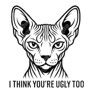 Puede incluir: Gráfico en blanco y negro de la cara de un gato Sphynx, con grandes orejas y ojos intensos. El texto "I THINK YOU'RE UGLY TOO" está impreso debajo.