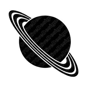 Op de afbeelding: Zwart-witte afbeelding van een planeet met ringen. De planeet is een effen zwarte cirkel en de ringen bestaan uit meerdere witte en zwarte concentrische banden. Het ontwerp is een minimalistische weergave van een hemellichaam.