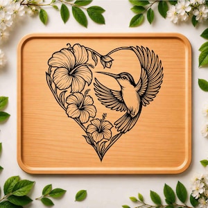 K&ouml;nnte beinhalten: Ein rechteckiges Tablett aus hellem Holz mit einer schwarzen Strichzeichnung in der Mitte. Das Motiv zeigt einen fliegenden Kolibri neben drei Hibiskusbl&uuml;ten, die zusammen eine herzf&ouml;rmige Kontur bilden.