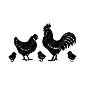 Op de afbeelding: Zwart silhouet van een haan, een hen en drie kuikens. De haan heeft een grote kam en staartveren. De hen is kleiner en de kuikens zijn klein. De afbeelding staat op een witte achtergrond.