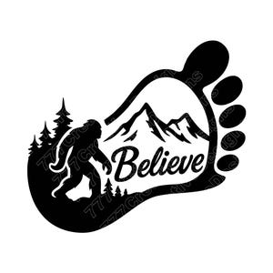 Puede incluir: Gráfico negro de una huella de Bigfoot con una silueta de la criatura, árboles y montañas. La palabra "Believe" está escrita en una fuente estilizada dentro de la huella.