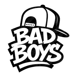以下が含まれることがあります： 「BAD BOYS」の文字を太字でスタイリッシュに表現した白黒のグラフィックデザイン。テキストは黒い野球帽に重ねられており、大胆で人目を引くデザインになっています。