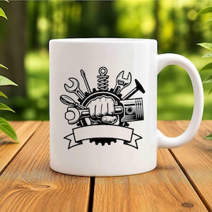 Pode incluir: Uma caneca de cer&acirc;mica branca com uma estampa gr&aacute;fica preta de um punho cerrado segurando uma chave inglesa, rodeado por v&aacute;rias ferramentas mec&acirc;nicas, incluindo uma chave de fenda, uma mola e uma engrenagem, com uma faixa vazia na base.