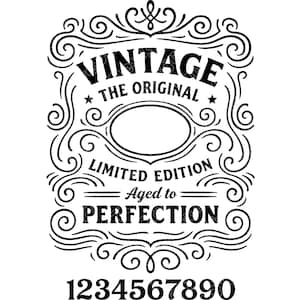 Può includere: Design in bianco e nero in stile vintage con le parole "VINTAGE THE ORIGINAL" in alto. Sotto c'è una forma ovale e le parole "LIMITED EDITION AGED TO PERFECTION". I numeri 1234567890 sono in basso.