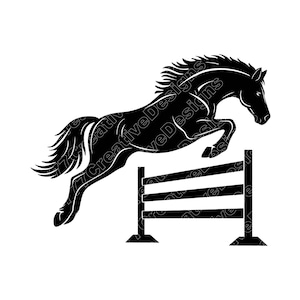 Op de afbeelding: Zwart silhouet van een paard dat over een hek springt. Het paard is in de lucht, met uitgestrekte benen. Het hek bestaat uit horizontale balken. De afbeelding heeft een witte achtergrond.