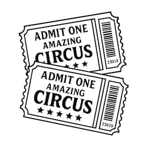 Op de afbeelding: Twee zwart-witte rechthoekige tickets met geschulpte randen. Elk ticket bevat de tekst ADMIT ONE AMAZING CIRCUS, een streepjescode en de nummers 23018 of 23019. Het ontwerp bevat vijf kleine sterren aan de onderkant van elk ticket.