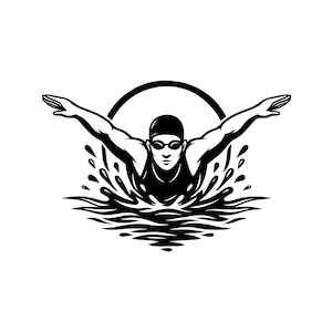 Op de afbeelding: Een zwart-witte grafische illustratie van een zwemmer die de vlinderslag uitvoert. De zwemmer draagt een badmuts en zwembril en komt uit gestileerd water met opspattende druppels, omlijst door een cirkelvormige lijn op de achtergrond.