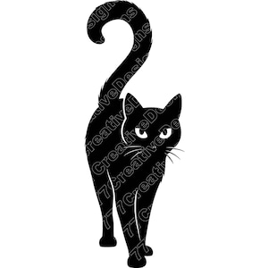Op de afbeelding: Zwart katten silhouet met een gebogen staart en een gefocuste blik. De kat loopt naar voren, met zijn lichaam en staart die een gestileerd ontwerp vormen. De afbeelding staat tegen een witte achtergrond.