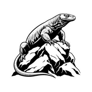 Può includere: Un'illustrazione grafica in bianco e nero di un drago di Komodo appollaiato su una roccia frastagliata. La lucertola è raffigurata di profilo con squame strutturate, artigli affilati e una lunga coda che si curva attorno alla base.