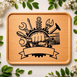 Pode incluir: Uma bandeja retangular de madeira com uma estampa gr&aacute;fica preta de um punho cerrado segurando uma chave inglesa, cercado por uma engrenagem, uma chave de fenda, uma mola, uma chave ajust&aacute;vel, um martelo e um pist&atilde;o, com uma faixa vazia.