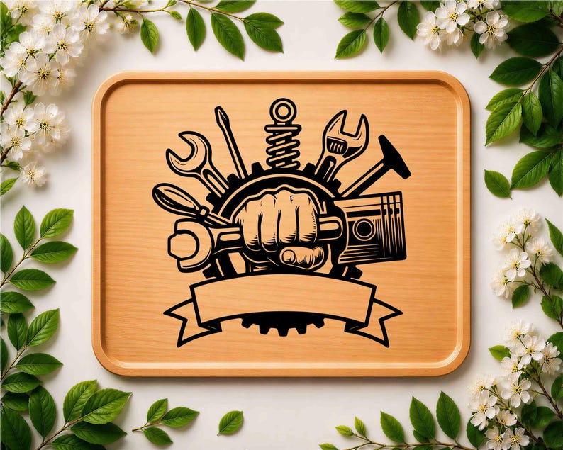 Pode incluir: Uma bandeja retangular de madeira com uma estampa gr&aacute;fica preta de um punho cerrado segurando uma chave inglesa, cercado por uma engrenagem, uma chave de fenda, uma mola, uma chave ajust&aacute;vel, um martelo e um pist&atilde;o, com uma faixa vazia.