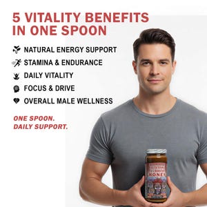 Pu&ograve; includere: Un uomo tiene in mano un barattolo di miele con l'etichetta "Testosterone 3x Booster Honey". Il testo sopra recita "5 Vitality Benefits in One Spoon", elencando i benefici. Il barattolo &egrave; marrone con coperchio bianco.