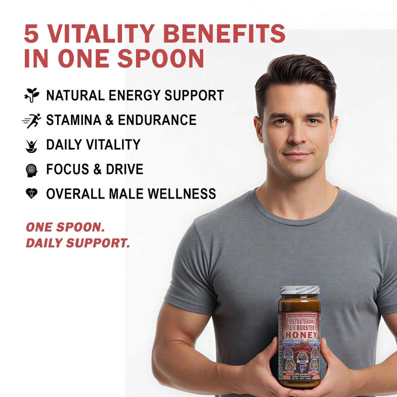 Pu&ograve; includere: Un uomo tiene in mano un barattolo di miele con l'etichetta "Testosterone 3x Booster Honey". Il testo sopra recita "5 Vitality Benefits in One Spoon", elencando i benefici. Il barattolo &egrave; marrone con coperchio bianco.