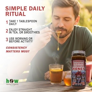Pu&ograve; includere: Un uomo assaggia il miele da un cucchiaio, con un barattolo di "Testosterone 3X Booster Honey" e un bicchiere di t&egrave;. L'immagine include il testo: "Simple Daily Ritual" e le istruzioni per l'uso. Il barattolo di miele &egrave; di 454g.