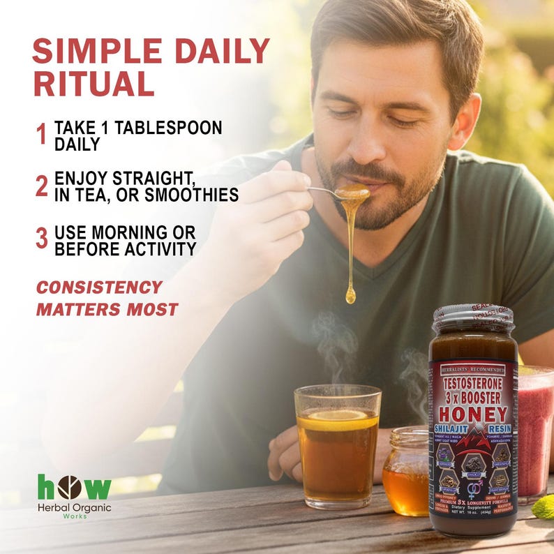Pu&ograve; includere: Un uomo assaggia il miele da un cucchiaio, con un barattolo di "Testosterone 3X Booster Honey" e un bicchiere di t&egrave;. L'immagine include il testo: "Simple Daily Ritual" e le istruzioni per l'uso. Il barattolo di miele &egrave; di 454g.