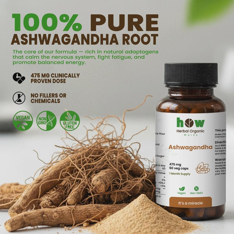 Op de afbeelding: Een afbeelding van een flesje Ashwagandha-capsules, met de tekst "100% Pure Ashwagandha Root". De fles staat naast een hoop van de wortel en een kleine hoop poeder. De fles bevat 60 capsules van elk 475 mg.