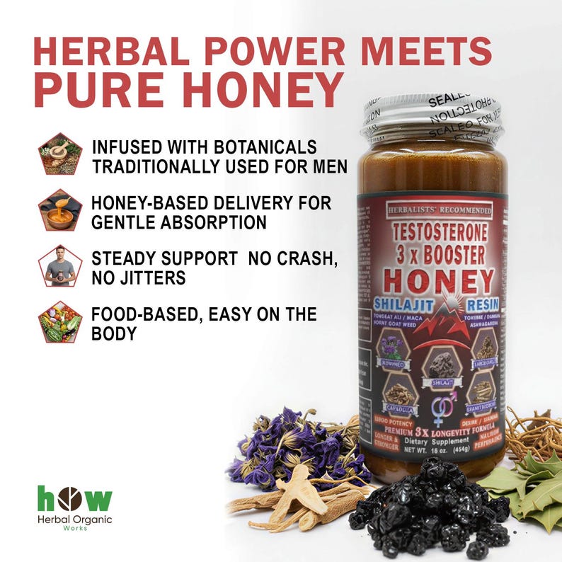 Pu&ograve; includere: Un barattolo di Testosterone 3x Booster Honey con la scritta "Herbal Power Meets Pure Honey". L'etichetta elenca ingredienti e benefici. L'immagine include erbe secche, fiori e un logo per Herbal Organic Works.