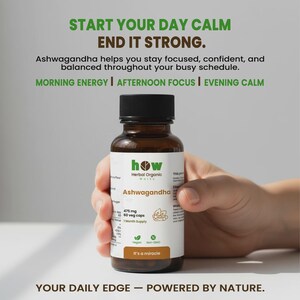 Op de afbeelding: Een bruine glazen fles met Ashwagandha-capsules wordt in een hand gehouden. Het etiket luidt "how Herbal Organic Works" en bevat tekst over de voordelen van het product. De tekst "START YOUR DAY CALM, END IT STRONG" staat bovenaan.