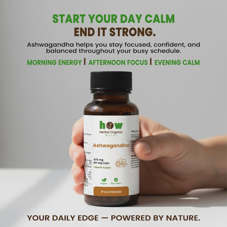 Op de afbeelding: Een bruine glazen fles met Ashwagandha-capsules wordt in een hand gehouden. Het etiket luidt "how Herbal Organic Works" en bevat tekst over de voordelen van het product. De tekst "START YOUR DAY CALM, END IT STRONG" staat bovenaan.