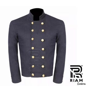 Puede incluir: Chaqueta azul marino con cuello mandarín y botones dorados de doble botonadura. La chaqueta tiene un corte entallado y mangas largas. El logotipo de la marca "RIAM Creations" es visible en la esquina inferior derecha.