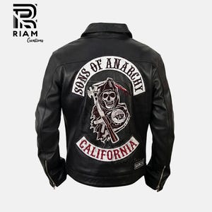 Puede incluir: Chaqueta de cuero negra con un gran parche trasero con las palabras "SONS OF ANARCHY" y "CALIFORNIA". El parche representa una calavera de la muerte con una guadaña. La chaqueta tiene cuello y mangas con cremallera.