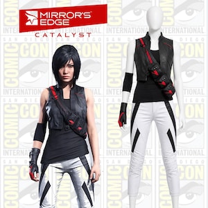 Könnte beinhalten: Ein Mirror's Edge Catalyst Kostüm bestehend aus einer schwarzen ärmellosen Weste mit rot akzentuierter Umhängetasche, einem schwarzen Tanktop, einer weißen Hose mit schwarzen Einsätzen, einem schwarzen Armstulpen und einem fingerlosen Handschuh.