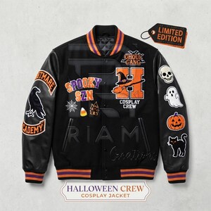 Peut inclure: Une veste universitaire noire avec des bordures côtelées rayées orange et violettes. Le devant présente des écussons incluant le texte Spooky Szn, une toile d'araignée, un bonbon, une maison hantée et un grand H avec un chapeau de sorcière.