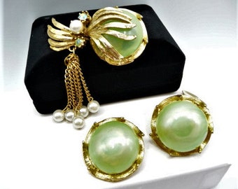 Modern mid century floral dangles brooch pin clip earring set, Spring green white, brushed gold tone, unsigned vintage