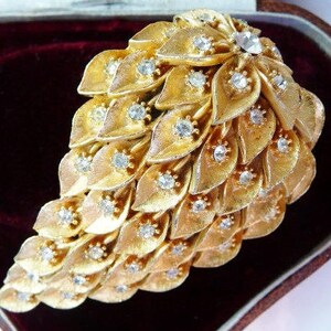 Arbor botanical leaf pine cone pin brooch, gold tone clear rhinestone, unsigned vintage, mid century image 4