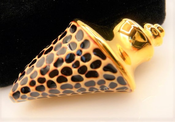 Kenneth Jay Lane spotted sea shell brooch pin, co… - image 2