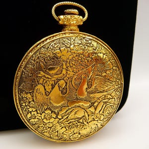 Vintage Max Factor VICTORIAN LOVEBIRDS watch case compact, bright gold tone, signed, unused