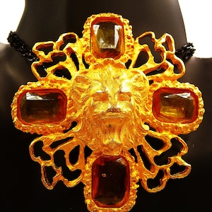 verified JULIANA Brutalist roaring lion head cross pin brooch, matte gold, molded art glass faux citrine, unsigned vintage
