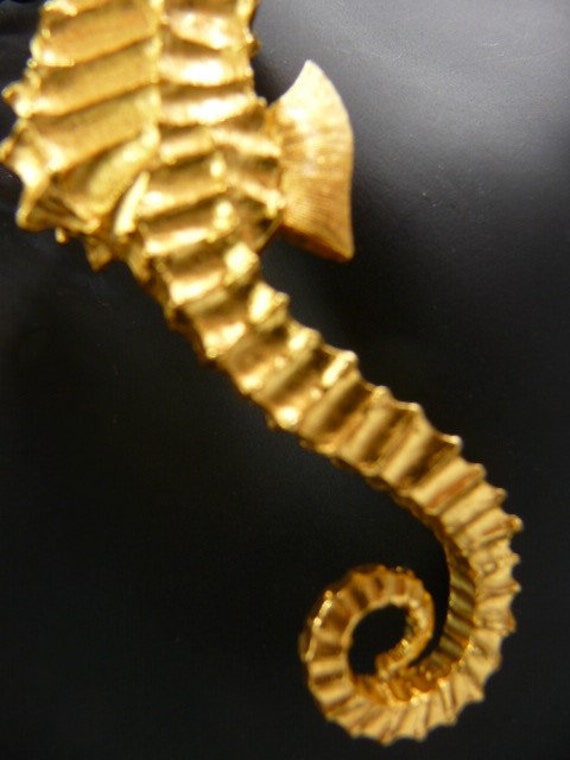 Seahorse gold tone brooch pin, carved metal, unsi… - image 3