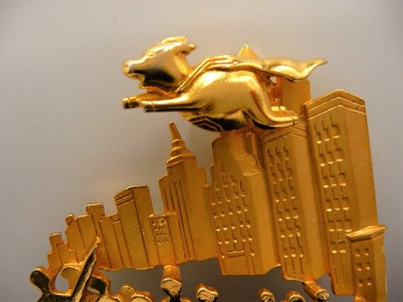 J J Jonette "When pigs fly" cityscape brooch pin,… - image 2