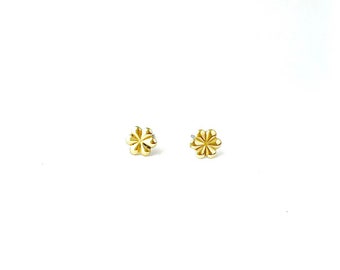 Mini daisy stud earrings