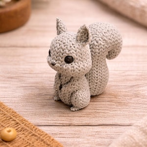 Squirrel Figurine – Knitted-Style Animal Decoration