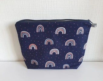 EN STOCK, expédiée sous 1 jour ouvré, Trousse de toilette thème arc en ciel, pochette thème arcs en ciel, trousse à maquillage