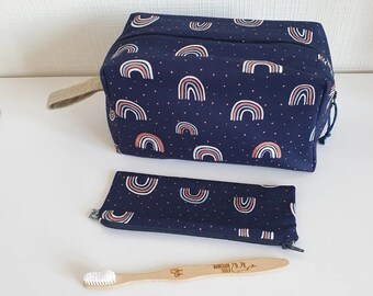 EN STOCK, expédiée sous un jour ouvré, Trousse de toilette thème arcs en ciel, trousse de toilette enduite