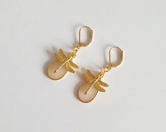 Boucles d'oreilles libellule dorée et goutte vitrail ivoire, boucles d'oreilles dorées à l'or fin