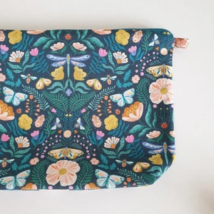 EN STOCK, expédiée sous 1 jour ouvré, Trousse de toilette thème fleurs libellule papillon, pochette thème fleurs, trousse à maquillage image 2