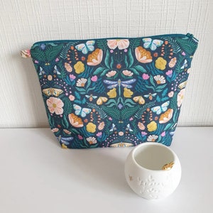 EN STOCK, expédiée sous 1 jour ouvré, Trousse de toilette thème fleurs libellule papillon, pochette thème fleurs, trousse à maquillage image 1