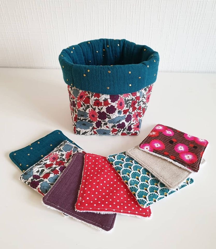 Petite Panière Carrée en Liberty et Double Gaze à Pois Dorés - Tons de Rouge Bleu Lingettes Lavables